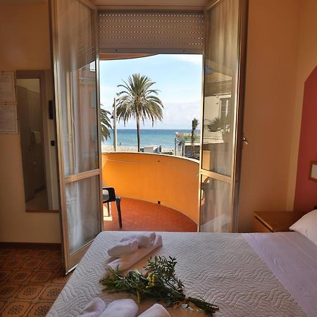 Xxv Aprile Casa Per Ferie Hotel Albenga Exterior foto
