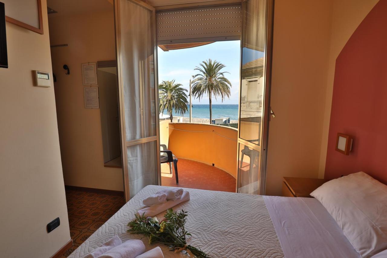 Xxv Aprile Casa Per Ferie Hotel Albenga Exterior foto