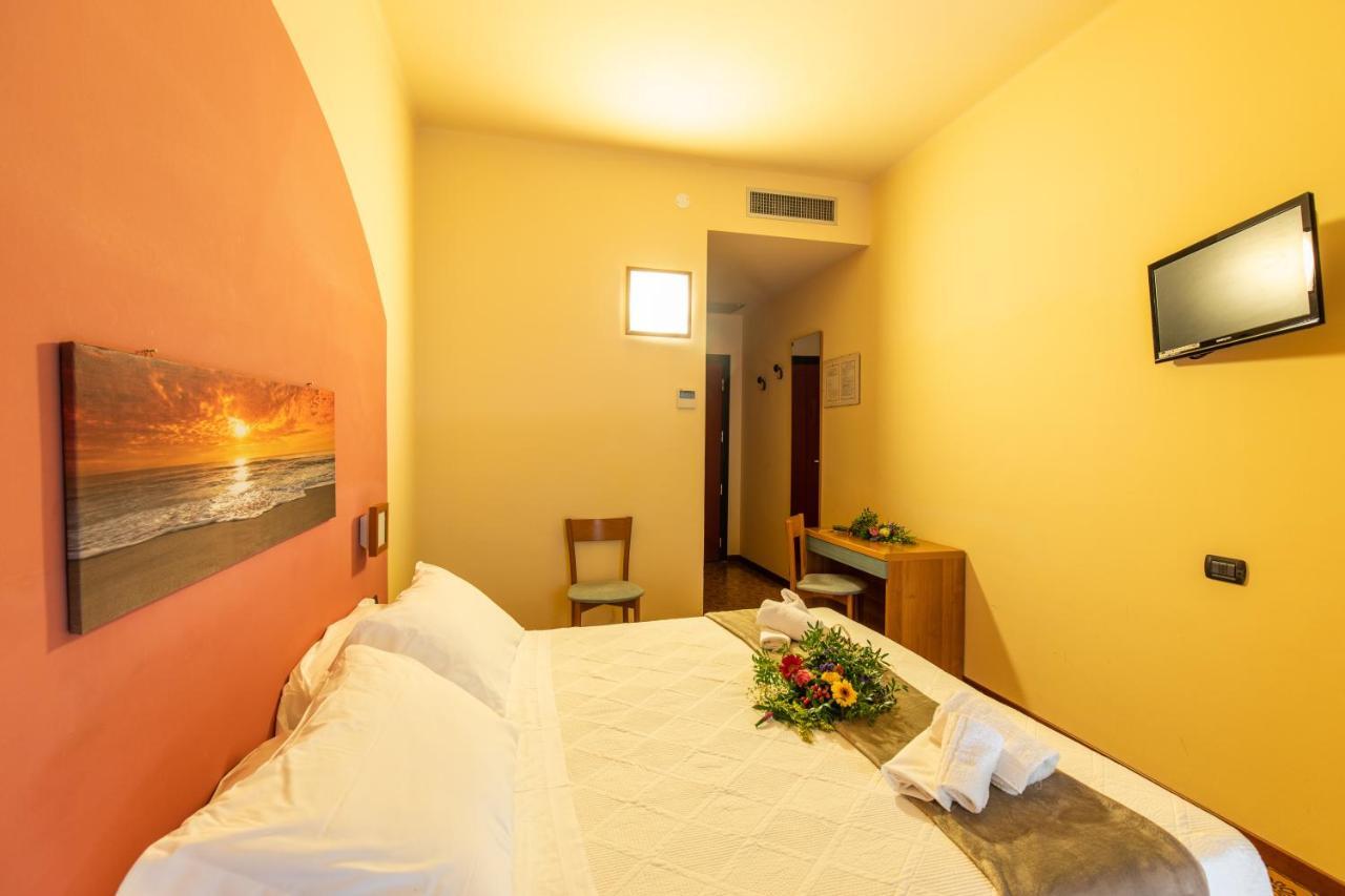 Xxv Aprile Casa Per Ferie Hotel Albenga Exterior foto