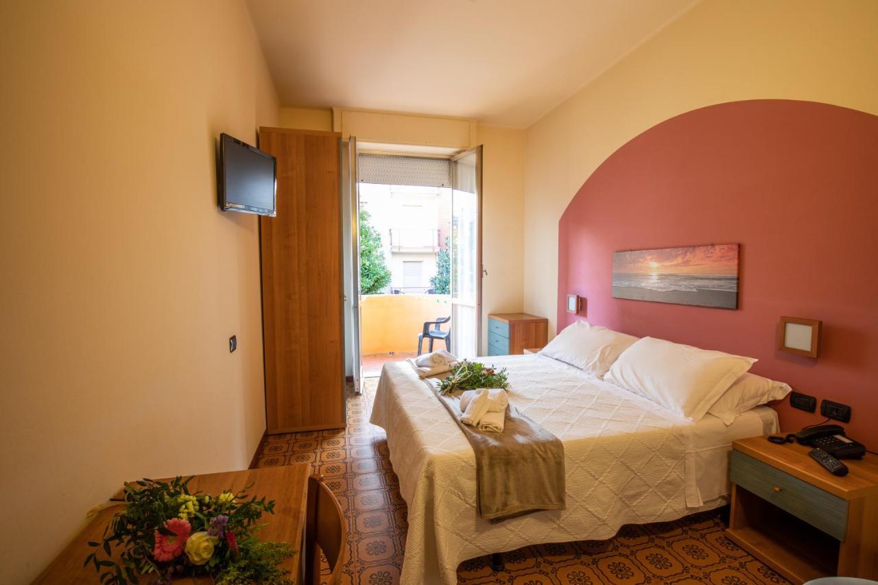 Xxv Aprile Casa Per Ferie Hotel Albenga Exterior foto
